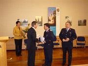 LR Michael Ziche (2.v.l.) zeichnete Michael Olms (3.v.l.) aus