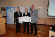 v.l. Michael Ziche, Carsten Wulfänger, Hans Thiele mit dem symbolischen Scheck für den Jugendclub in Kamern