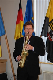 Falk Kindermann umrahmte die Veranstaltung mit seinem Saxophon